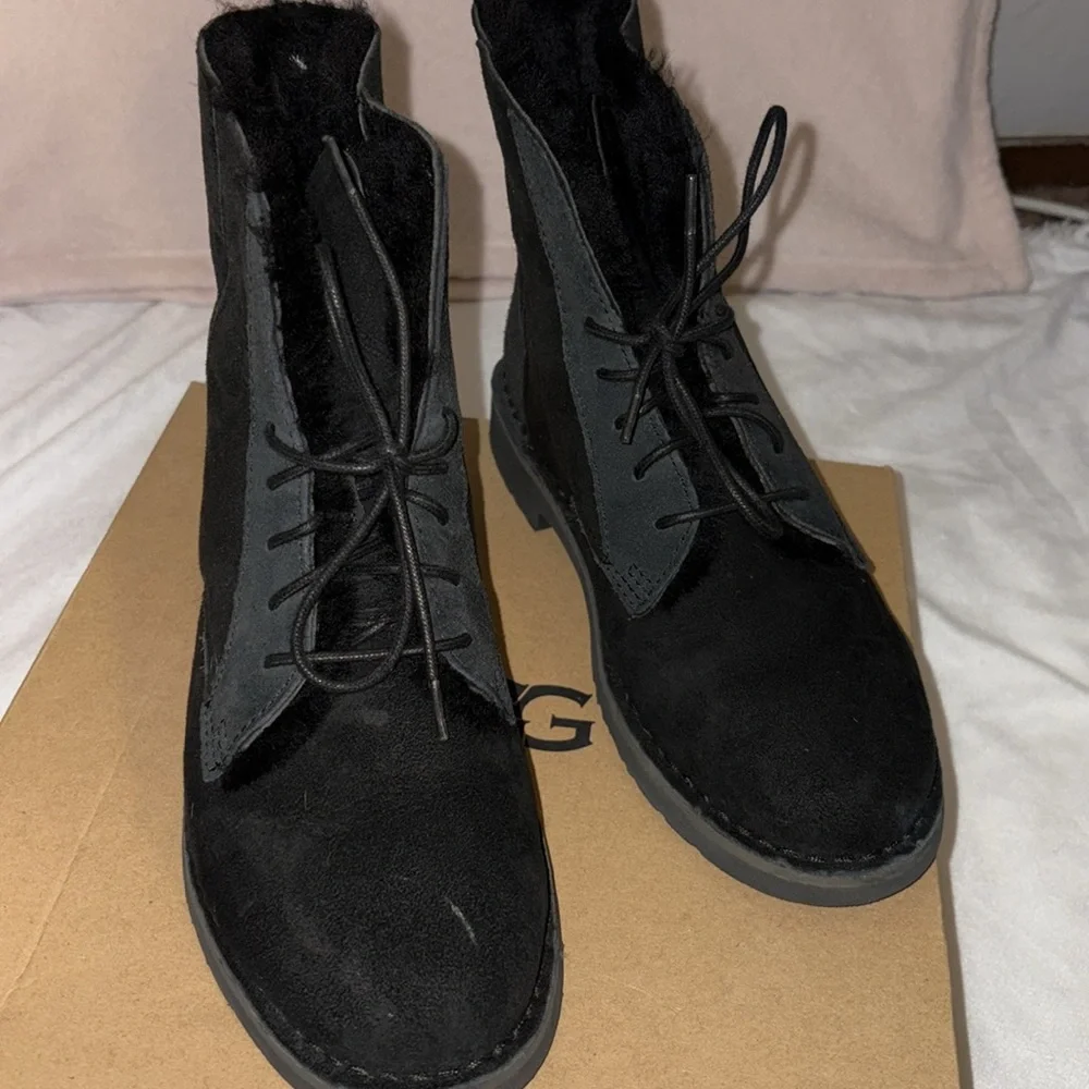 UGGS - Picture 3 of 7